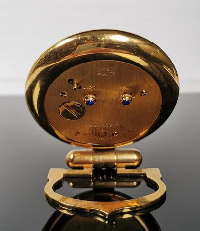 null CARTIER, Paris.

Pendulette de bureau en métal doré.

H_ 9.7 cm L_ 7.8 cm.