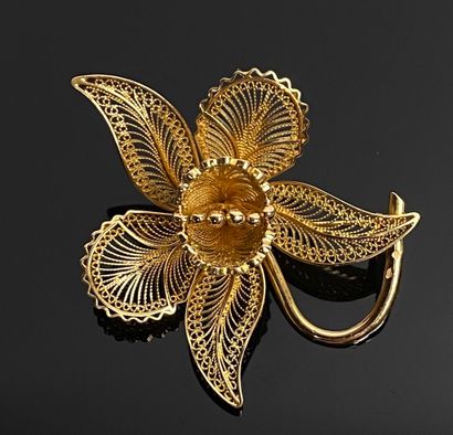 null Broche en or figurant une fleur d'orchidée.

L_4,8 cm.

14,50 grammes, 18K,...