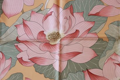 null HERMES PARIS.

Carré en twill de soie imprimé titré "Fleurs de Lotus", marges...