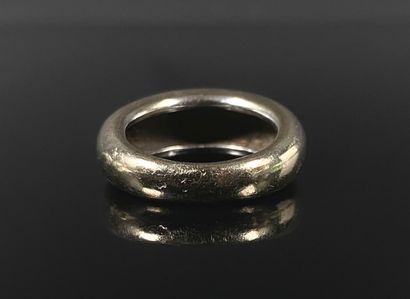 null Large bague anneau en or blanc.

Tour de doigt : 56

17.45 grammes, 18K, 75...