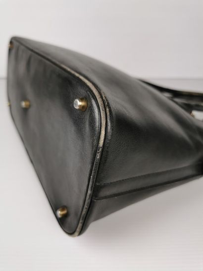 null HERMES Paris, made in France.

Sac "Bolide" 35 cm en cuir gréné noir, fermeture...