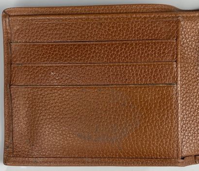 null LONGCHAMP.

Portefeuille, porte-monnaie et porte-cartes en cuir.

L_18,2 cm...