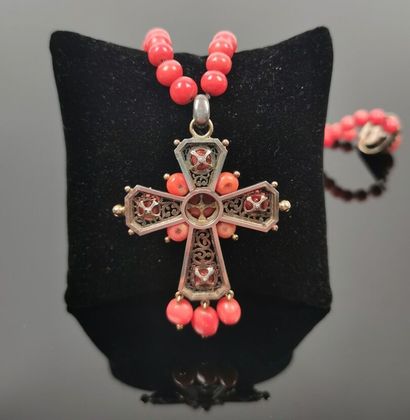 null Parure en or et perles de corail comprenant : un collier retenant une croix...