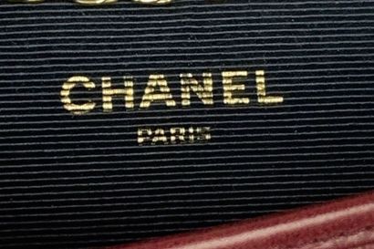 null CHANEL.

Sac pochette vintage en cuir matelassé bordeaux avec chaine en métal...