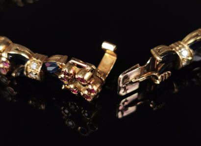 null Bracelet en or jaune, saphirs, pierres rouges et diamants.

L_19 cm.

Poids...