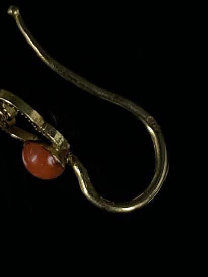 null Paire de boucles d'oreilles en pendants en or jaune et éléments de corail. 

XIXème...