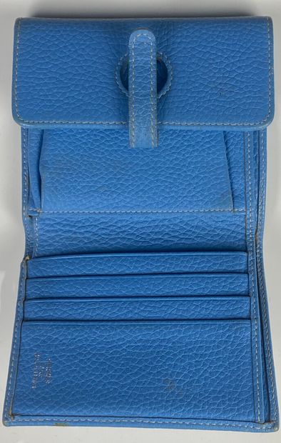 null HERMES Paris made in France.

Porte-monnaie Dogon en cuir Togo bleu, à surpiqures...