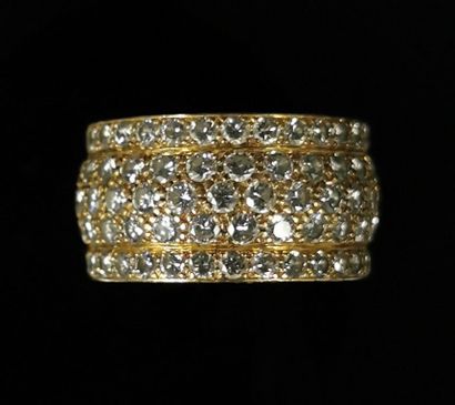 null Bague anneau en or jaune ornée de nombreux diamants.

Tour de doigt : 56

Poids...