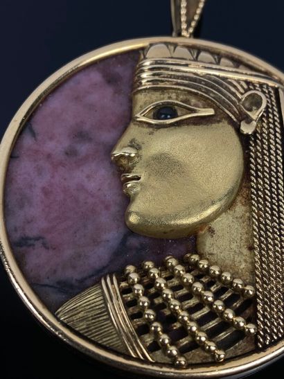 null Large pendentif en or jaune figurant un profil d'égyptienne sur fond de 

marbre...