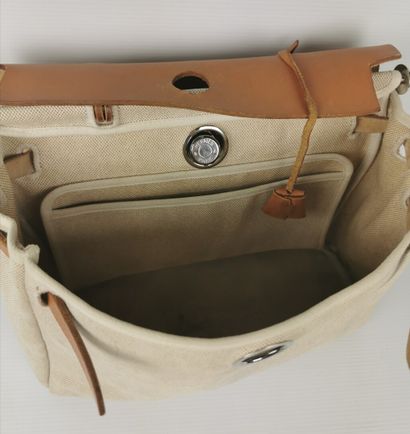 null HERMES Paris, made in France.

Sac "Herbag" 32 cm à transformation en toile...