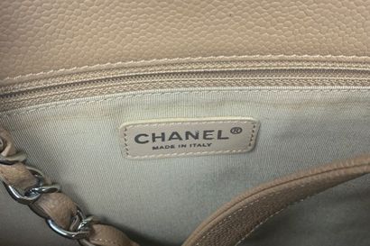 null CHANEL.

Sac à main Grand Shopping en cuir marron, avec sigle sur une face et...