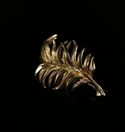 null Broche en or jaune figurant une palme.

L_4,4 cm.

8,82 grammes, 18K, 750°/...