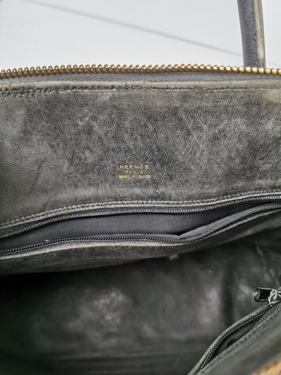 null HERMES Paris, made in France.

Sac "Bolide" 35 cm en cuir gréné noir, fermeture...