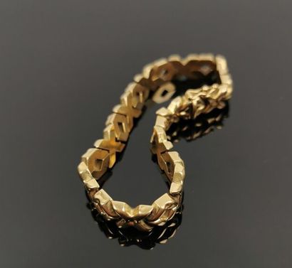 null Bracelet articulé en or jaune à décor alterné de motifs en X et de losanges.

L_18...
