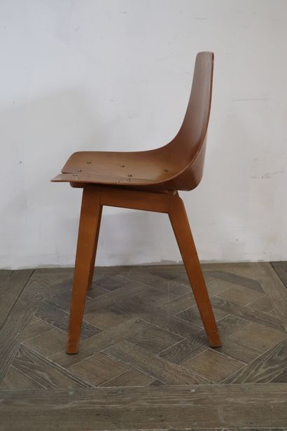 null Pierre GUARICHE (1926-1995).

Chaise dite "Tonneau", le modèle conçu en 1954.

Coque...