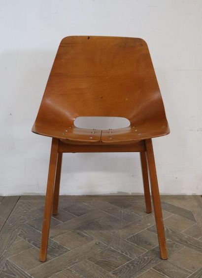 null Pierre GUARICHE (1926-1995).

Chaise dite "Tonneau", le modèle conçu en 1954.

Coque...