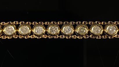 null Bracelet ligne en or jaune orné de 42 diamants en serti-clos, pesant environ...