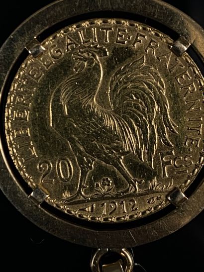 null Pièce en or de 20 francs, montée en pendentif en or jaune.

D_2,5 cm.

8,85...