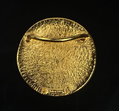 null Yves SAINT LAURENT.

Boucle de foulard en métal doré.

D_4,4 cm
