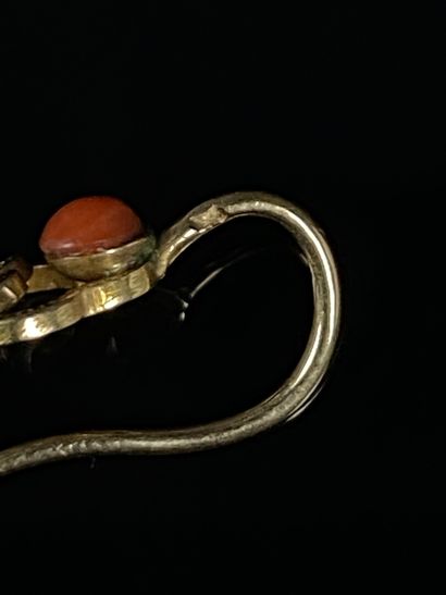 null Paire de boucles d'oreilles en pendants en or jaune et éléments de corail. 

XIXème...