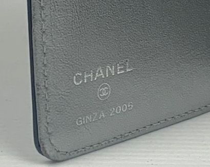 null CHANEL.

Portefeuille en cuir verni noir, piqué sellier, avec sigle.

L'intérieur...