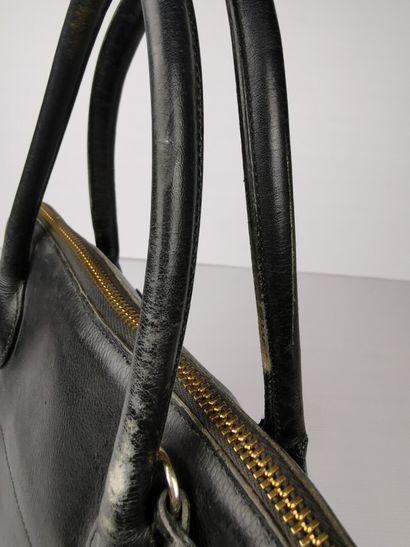 null HERMES Paris, made in France.

Sac "Bolide" 35 cm en cuir gréné noir, fermeture...