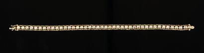 null Bracelet ligne en or jaune orné de 42 diamants en serti-clos, pesant environ...