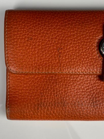 null HERMES Paris made in France.

Porte-monnaie Dogon en cuir Togo orange, à surpiqures...