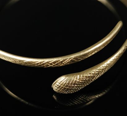 null Bracelet jonc ajustable simulant un serpent, en or jaune.

D_7,5 cm environ.

30,48...