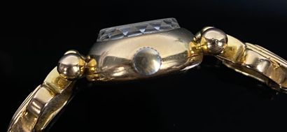 null Montre de dame en or jaune, le bracelet en or jaune articulé.

L_ 16.9 cm.

Poids...