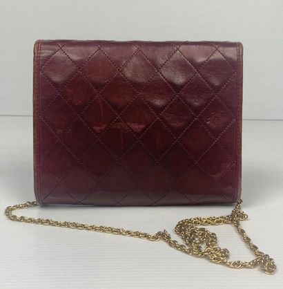 null CHANEL.

Sac pochette vintage en cuir matelassé bordeaux avec chaine en métal...