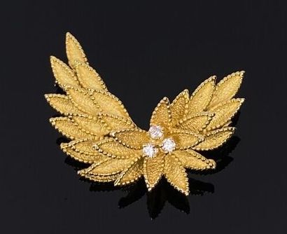 null Broche en or jaune simulant un groupe de feuillages, trois petits diamants

au...