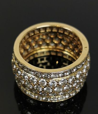 null Bague anneau en or jaune ornée de nombreux diamants.

Tour de doigt : 56

Poids...