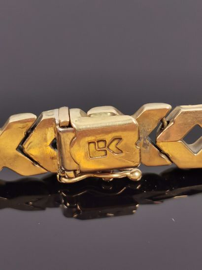 null Bracelet articulé en or jaune à décor alterné de motifs en X et de losanges.

L_18...