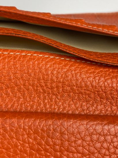 null HERMES Paris made in France.

Porte-monnaie Dogon en cuir Togo orange, à surpiqures...