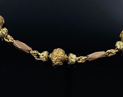 null Chaine de montre en or jaune, breloques et porte-mines en forme de clef.

XIXème...