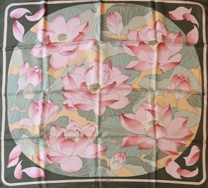 null HERMES PARIS.

Carré en twill de soie imprimé titré "Fleurs de Lotus", marges...
