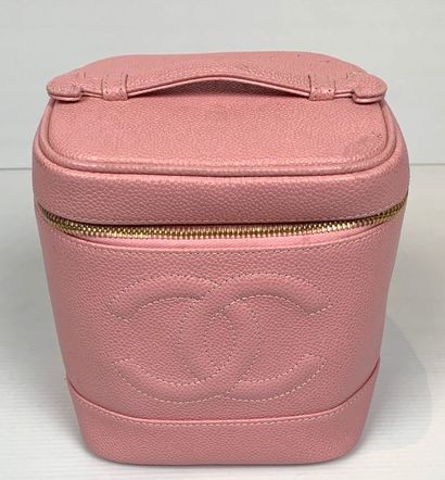 null CHANEL. 

Vanity en cuir gréné rose, sigle sur une face.

H_17 cm L_16 cm