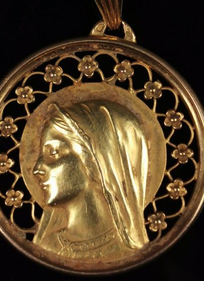null Médaille religieuse en or partiellement ajouré figurant la Vierge.

D_3,4 cm.

12,52...