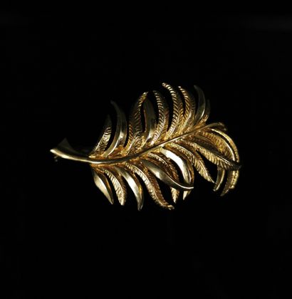 null Broche en or jaune figurant une palme.

L_4,4 cm.

8,82 grammes, 18K, 750°/...