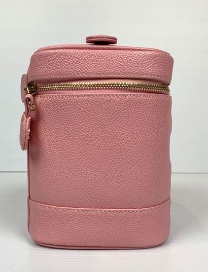 null CHANEL. 

Vanity en cuir gréné rose, sigle sur une face.

H_17 cm L_16 cm