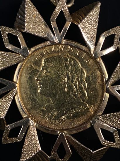 null Pièce en or de 20 francs suisse, montée en pendentif en or jaune.

D_4 cm.

11,84...