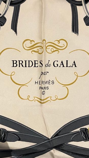 null HERMES Paris.

Carré en twill de soie, Brides de gala, fond blanc