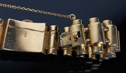 null Montre tank en or jaune et diamants, le bracelet simulant des éléments mécaniques.

Le...