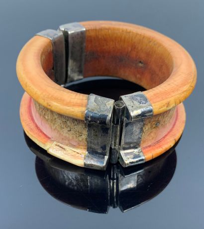 null Bracelet en ivoire à patine rouge et miel, la monture en argent chiffrée RF.

XIXème...