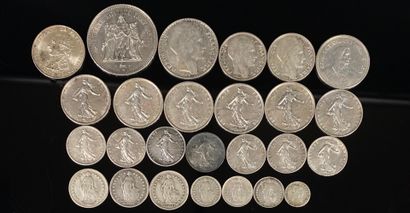 null Ensemble de pièces en argent comprenant :

1 pièce de 50 francs Hercule.

1...