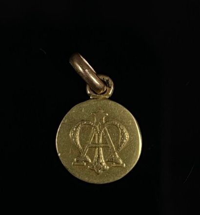 null Médaille polylobée religieuse et petite médaille en or jaune.

9,20 grammes,...