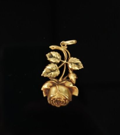 null Deux pendentifs en or jaune figurant une rose.

L_3,5 cm et 3 cm.

4,90 grammes,...