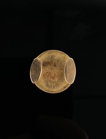 null Bouton de col en or jaune chiffé et orné d'une couronne.

D_2 cm.

4,51 grammes,...