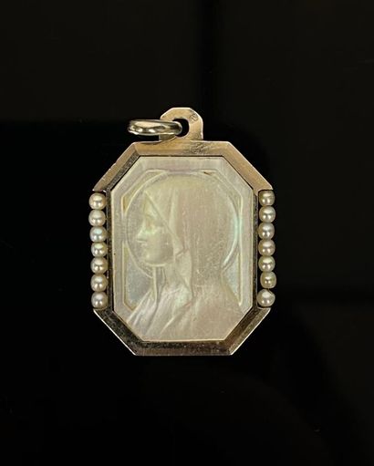 null Médaille en or blanc et nacre sculptée d'un profil de la Vierge.

L_2,7 cm.

Poids...